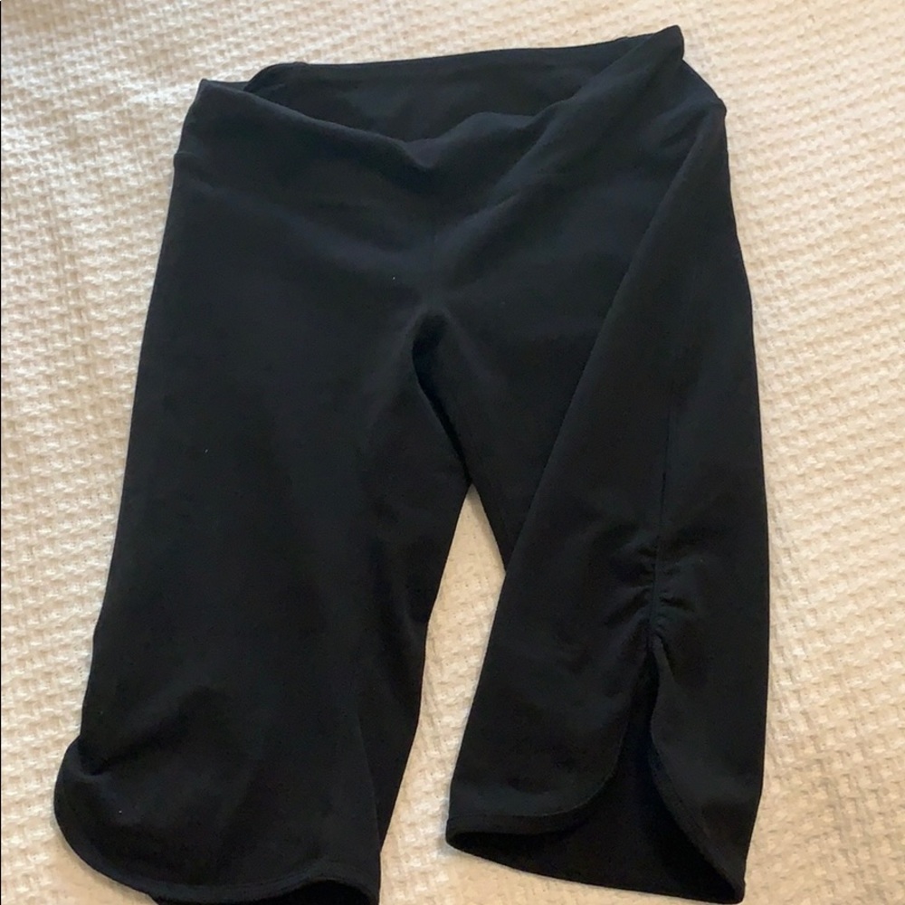 Zella ruched knee length yoga shorts “Live in”